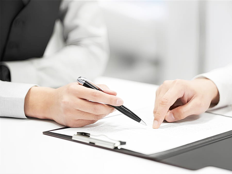 ボールペンと指で資料を指しながら内容を確認していく、2人の手元