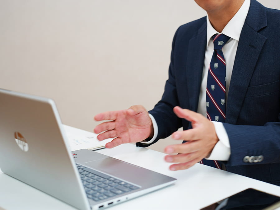 パソコンの画面を確認しながら、身振り手振りを交えながら説明をしていく事務所代表の手元