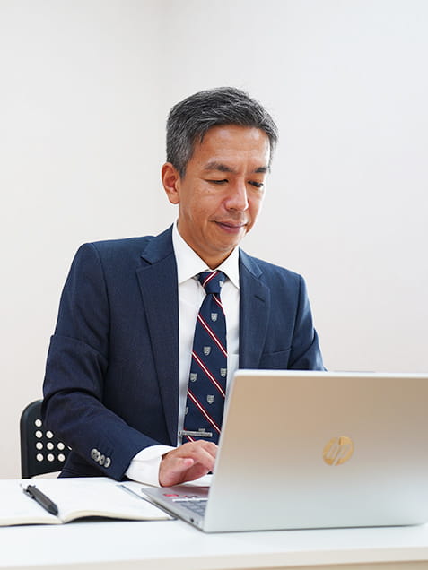 真剣なまなざしで、パソコンを操作し打ち込んでいく事務所代表