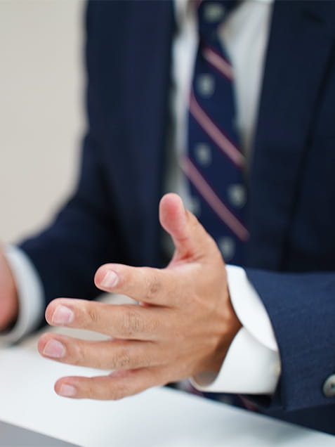 身振り手振りで、クライアントに説明をする事務所代表の手元