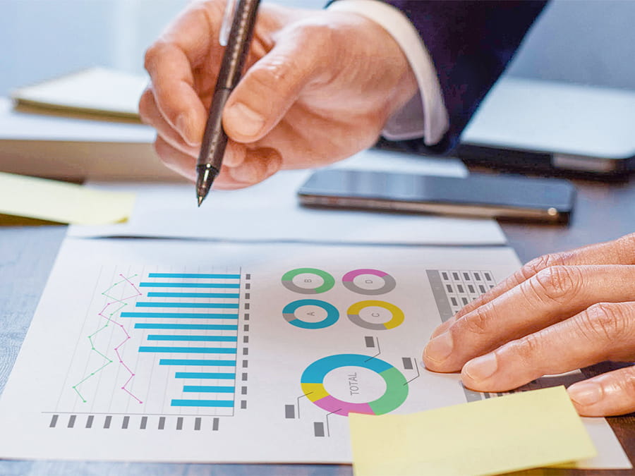 資料を確認しながら、黄色の付箋でメモをしていく男性の手元